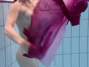 俄羅斯紅發少女喺水里面裸體游泳